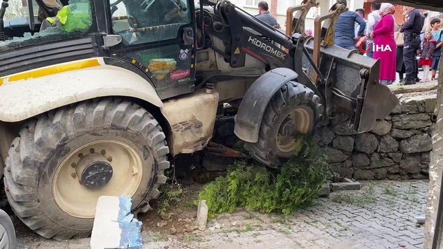 Yokuş aşağı kontrolden çıkan iş makinesi ortalığı savaş alanına çevirdi
