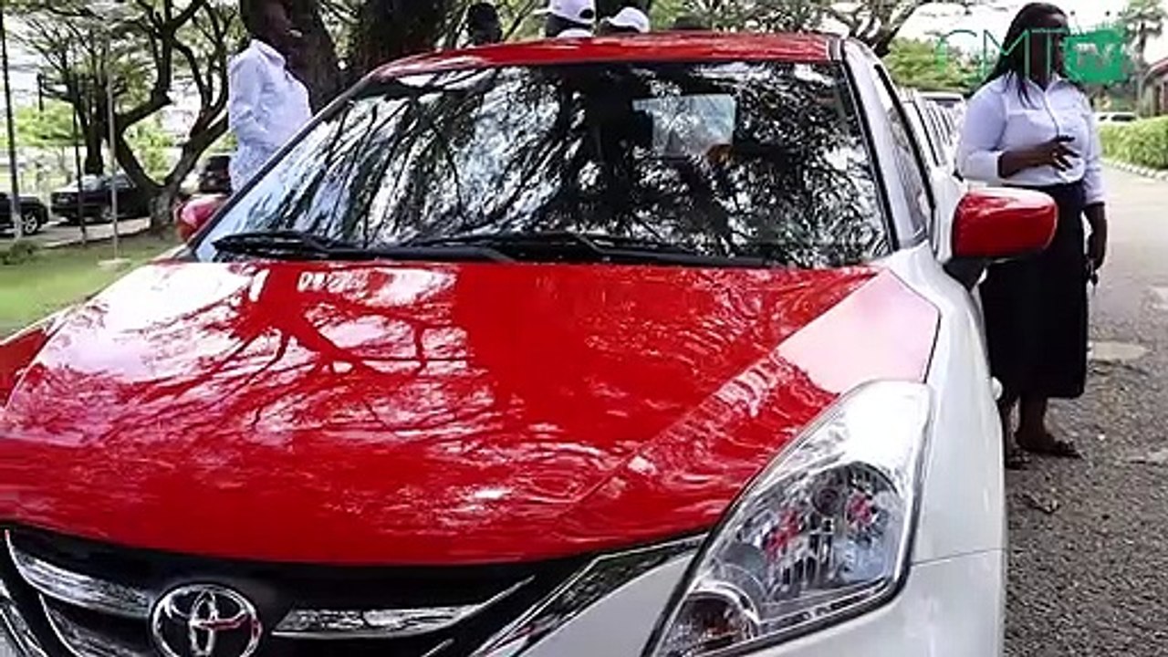 [#Reportage] Moov Africa Gabon Télécom:  pose de numéros sur les taxis à la mairie de Libreville