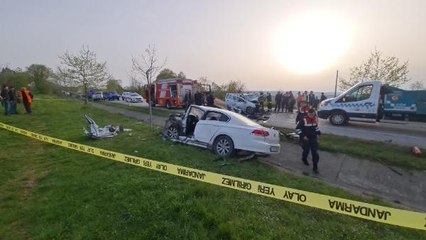 KONTROLDEN ÇIKAN OTOMOBİL, KARŞI YÖNDEN GELEN İKİ ARAÇLA ÇARPIŞTI: 2 ÖLÜ, 1 YARALI