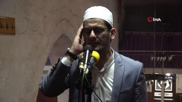 Dünya birincisi olan imam tarihi camide Cuma salası ve ezanını okudu