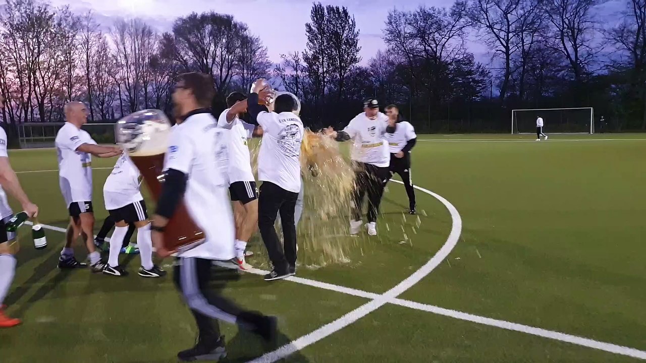 ETSV-Coach Jassi Huremovic kassiert nach der festgezurrten Meisterschaft eine Bierdusche!