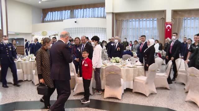 Bakan Akar ve TSK komuta kademesi, şehit aileleri ve gazilerle iftarda bir araya geldi