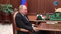 Un vídeo de Putin agarrando una mesa en una reunión desata los rumores sobre su salud