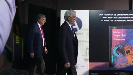 Vargas Llosa "evoluciona favorablemente" tras hospitalización en Madrid por covid