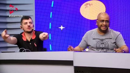 Graffite98 | Papagaio japonês brigando com porquinho da índia