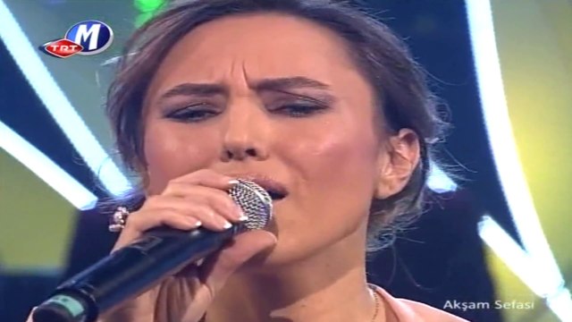 Ebru Derece / Dün akşam yine benim yollarıma bakmışsın