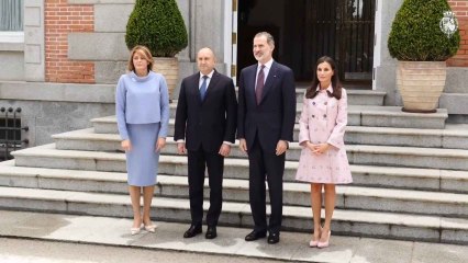 La Reina Letizia luce su abrigo más romántico