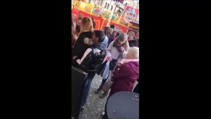 Ce pickpocket ne savait pas qu'il est entouré de policiers