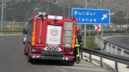 Ticari taksi adeta ikiye bölündü... Genç sürücü olay yerinde hayatını kaybetti
