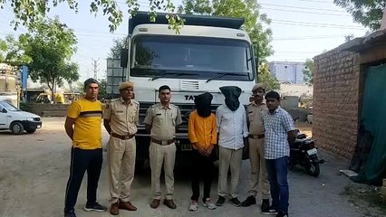 Robbery : कार में आए युवकों ने की लूटपाट, video में जानें फिर क्या हुआ
