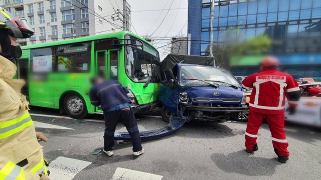 마을버스 중앙선 넘어 역주행 4중 추돌...2명 부상 / YTN
