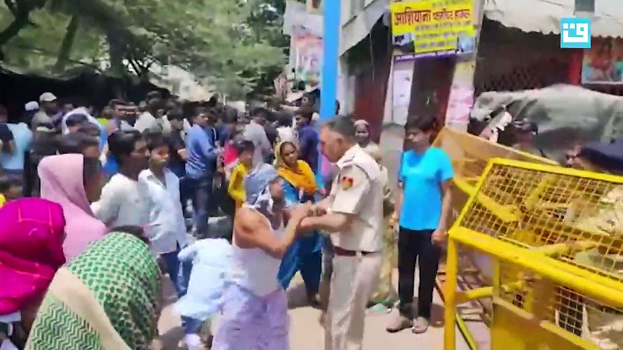 Illegal gate of Jahangirpuri Jama Masjid demolished by MCD bulldozer