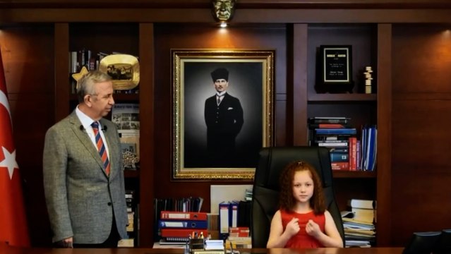 23 Nisan'da Mansur Yavaş'ın koltuğuna oturan minik Esila, işaret dili ile hayallerini anlattı