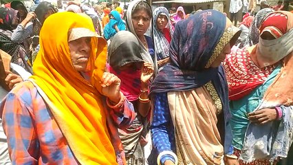 बोहत कस्बे में बारां-मांगरोल मार्ग पर बैठकर जता रही हैं विरोध