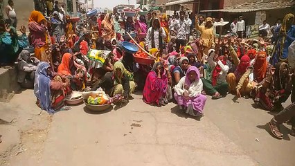Video : कम मजदूरी की शिकायत की तो सरपंच ने किया अभद्र व्यवहार, आक्रोशित होकर महिलाओं ने लगाया जाम