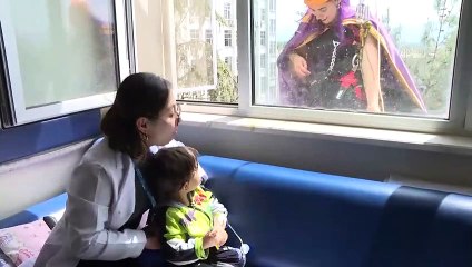 'Süper kahramanlar' hastaneye tırmanarak hasta çocuklara hediye dağıttı