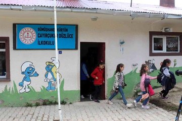 Köy okulundaki çocuklar hayatlarında ilk defa sinemayla tanıştı