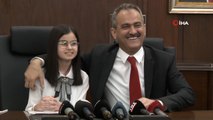 Milli Eğitim Bakanı Özer, koltuğunu 5’inci sınıf öğrencisi Çeken’e devretti