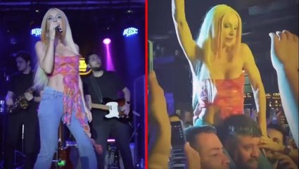 Gülşen, konserinde erkek görevlinin omzuna oturarak şarkı söyledi