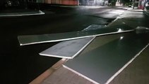 Fortes ventos derrubam parte da fachada de estabelecimento na Rua Cuiabá