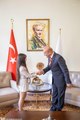 Başkan Soyer, Koltuğunu Çocuklara Bıraktı... Minik Başkanların İlk Talimatı: Her Mahalleye Kütüphane