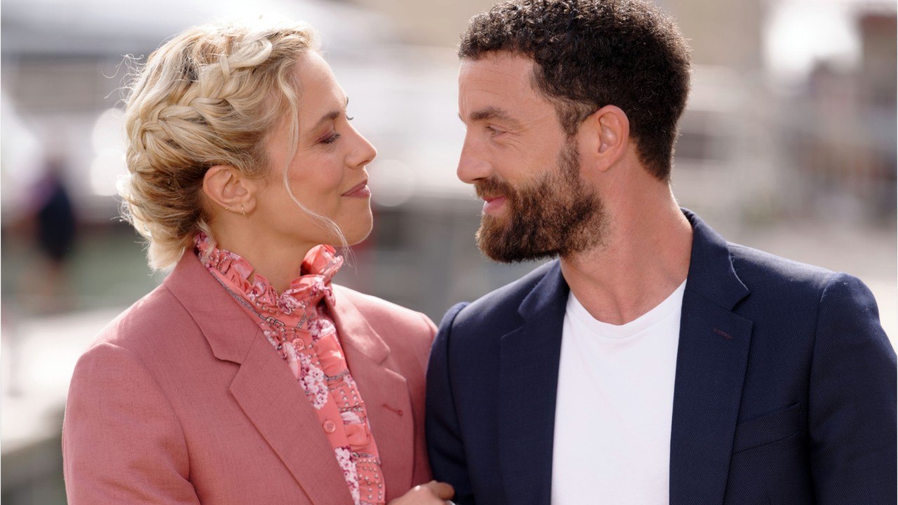 VOICI - PHOTO Alysson Paradis enceinte : elle dévoile son baby bump sur le tapis rouge