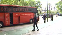 Decenas de valencianistas animan al Valencia CF a su llegada al hotel de concentración
