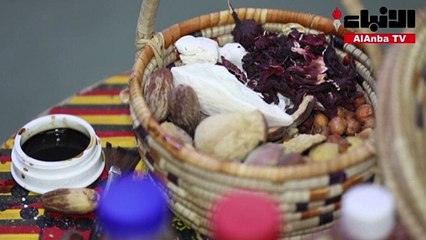 فنان سوداني يستخرج ألوان لوحاته من الطبيعة