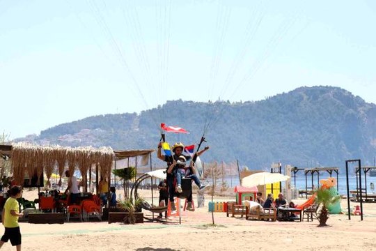 Rus ve Ukraynalı çocuklar bayraklarla 'Savaşa hayır' diyerek havalandı