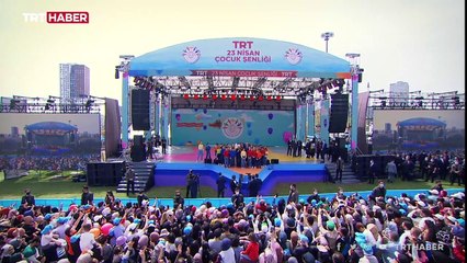 Erdoğan çifti çocukların seslendirdiği 23 Nisan şarkısına eşlik etti