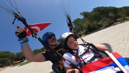 Alanya'da Rus ve Ukraynalı çocuklar gökyüzünde barış mesajı verdi