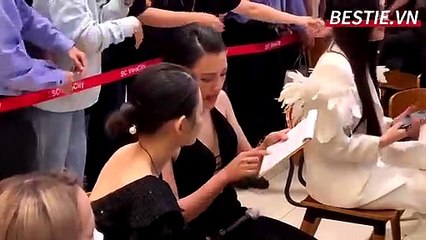 Bắt gặp Hoàng Oanh đi làm MC, lặng lẽ học kịch bản