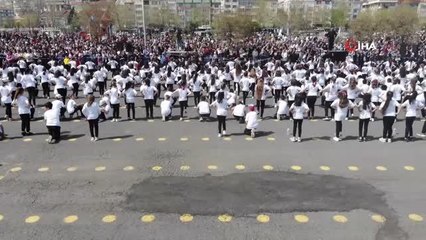 Tekirdağ'da 1920 öğrencinin gösterisi renkli görüntülere sahne oldu