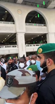 Un pèlerin prie pour Sonko à la Mecque devant Macky Sall : "Ousmane Sonko Yalla Na Dieul Reew Mi 2024"