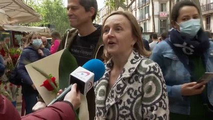Sant Jordi reúne a miles de personas en una feria del libro con récord de ventas