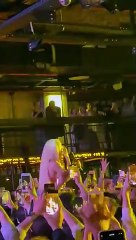 Gülşen görevlinin omzuna oturup şarkı söyledi