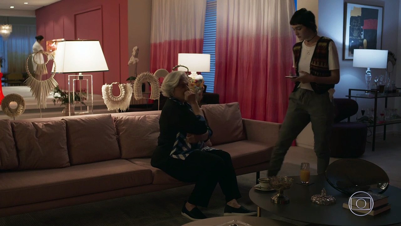 Neném Paula beija Paula Neném na frente de Rose