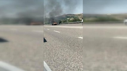 Alev alan otomobilde maddi hasar oluştu