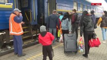 في محطة القطارات.. كاميرا الجزيرة تنقل قصصا مؤلمة لآخر المغادرين لماريوبول الأوكرانية