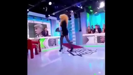 Cette star écarte ses jambes et montre tout en plein direct à la télé!