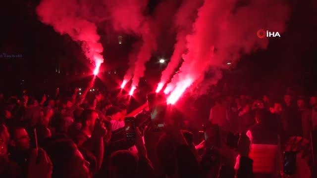 Elazığ'da geleneksel '23. sahur halayı' renkli görüntülere sahne oldu