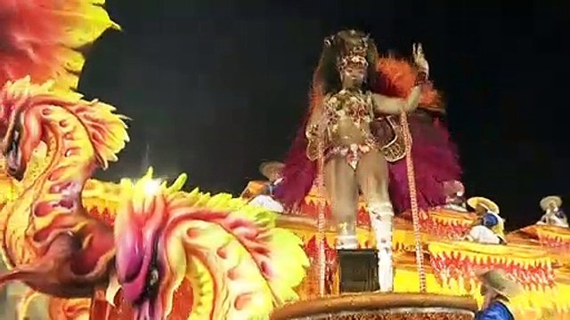 Paraíso do Tuiuti abre 2° noite de desfiles na Sapucaí