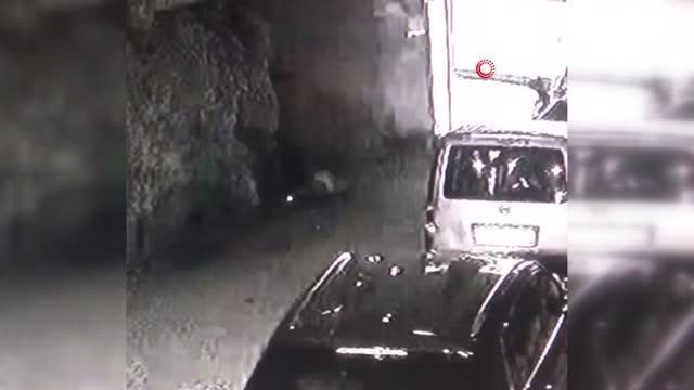 Son dakika haberi... Kafasına atılan cisim sonucu ikinci katın merdivenlerinden düşen polis memuru şehit oldu...Düşme anı kameralara yansıdı