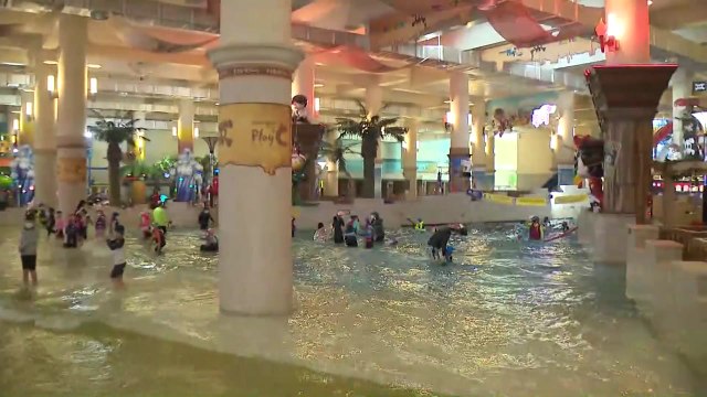 일상회복 첫 휴일... 실내 물놀이 즐기며 답답함 해소 / YTN