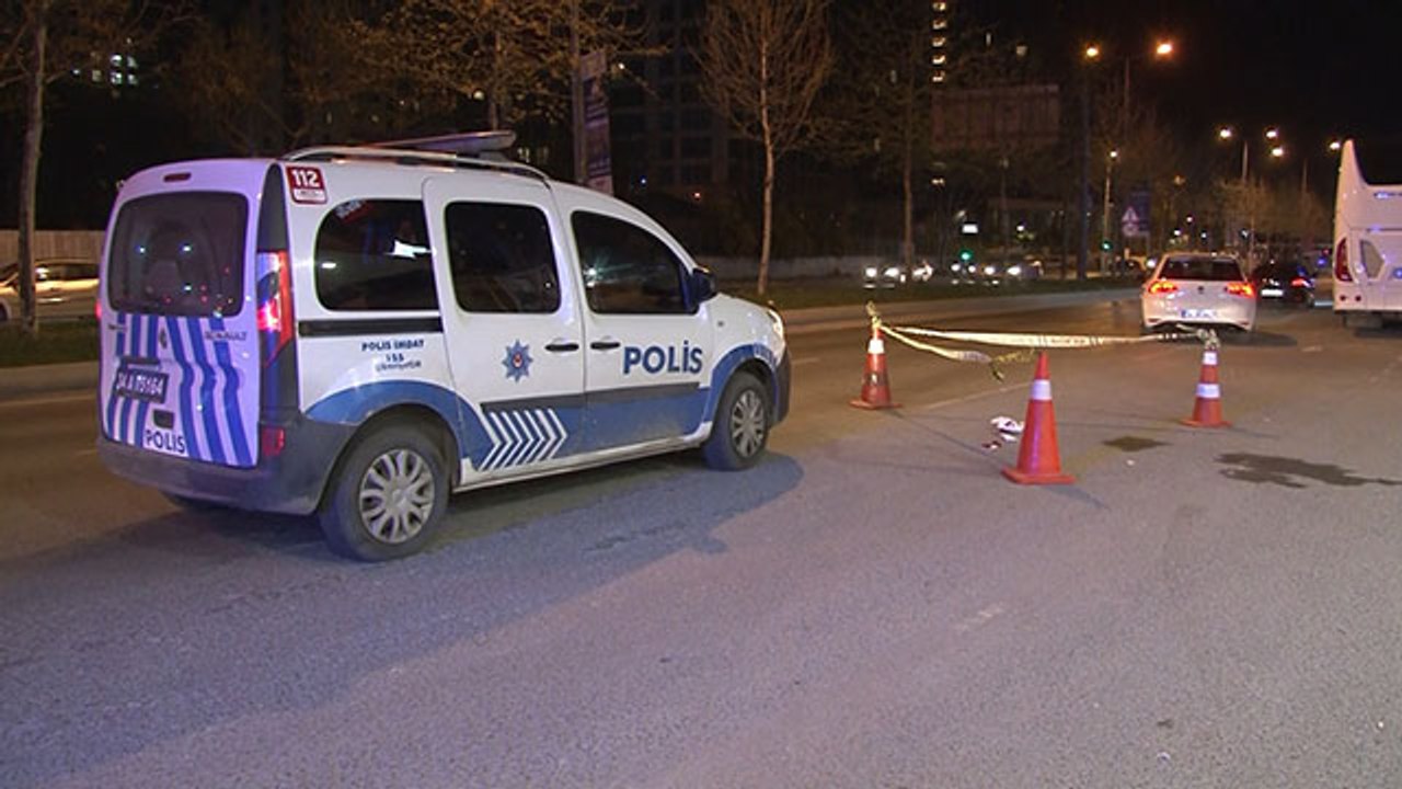 Bakırköy’de genç bir kadın seyir halindeki otomobilden atladı