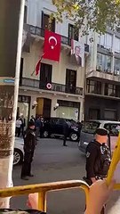 Bakan Çavuşoğlu Ermeni protestoculara ''Bozkurt'' işaretiyle karşılık verdi