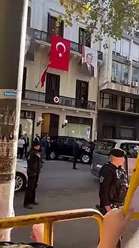 Bakan Çavuşoğlu Ermeni protestoculara ''Bozkurt'' işaretiyle karşılık verdi