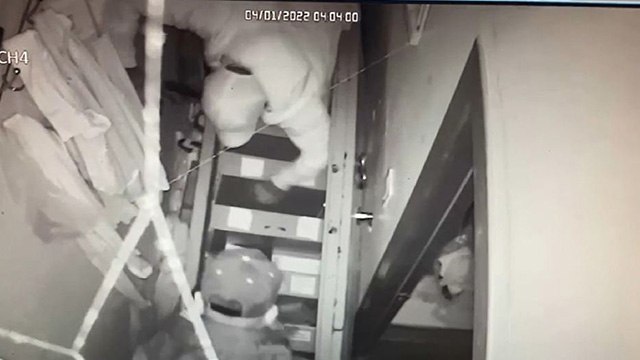 Hırsızlık için duvarı delip, 450 bin liralık cep telefonu çaldılar