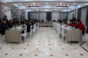 Vali mahalle bekçileri ve basın mensuplarıyla sahur yaptı