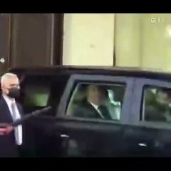 Çavuşoğlu, Ermeni protestoculara ‘bozkurt’ işaretiyle tepki gösterdi